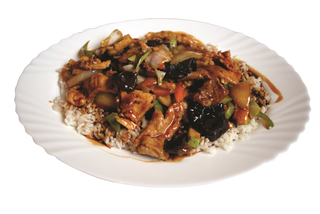 Три вида месо със зеленчуци върху бял ориз (700г)