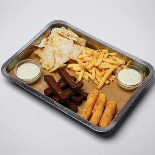 Ассорти из горячих закусок на троих