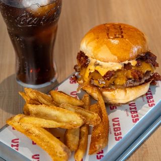 Combo hamburguesa con patatas y bebida