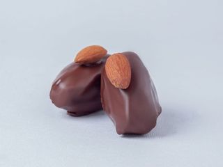 Фінік у чорному шоколаді з мигдалем
