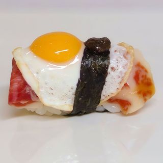 Nigiri Fusión De Huevo De Codorniz Con Jamón Ibérico (1 Pz.)