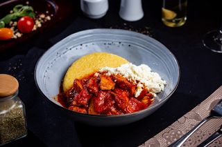 Pui taranesc cu mamaliguta si branza framantata