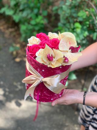 Cutie rotunda  trandafiri crem ,roz si orhidee matase