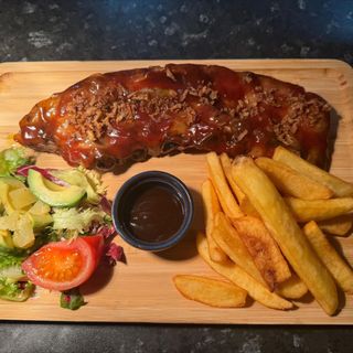 Costilla A La Barbacoa Con Cebolla Crujiente 