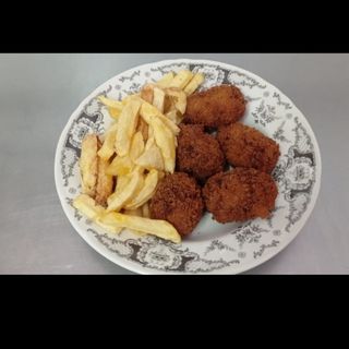 Croquetas Caseras de Merluza y Salmón con Patatas fritas caseras.