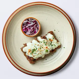 ZAPEČENI ĆEVAPI U UMAKU OD KAJMAKA S LEPINJOM