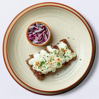 ZAPEČENI ĆEVAPI U UMAKU OD KAJMAKA S LEPINJOM