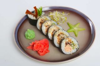 Futomaki z łososiem grillowanym i migdałami