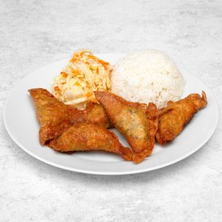 Pierogi po wietnamsku z surówką i ryżem 