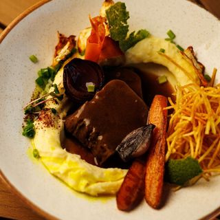 Телячий язик з картопляним пюре, корнеплодами та соусом демігляс