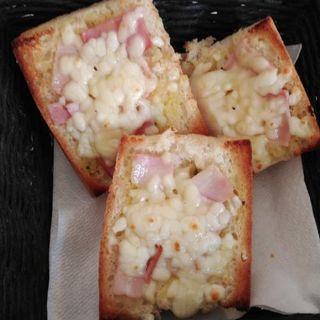 Pan de Ajo con Bacon Y Mozzarella