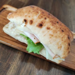 Сандвич с пуешко филе, гауда, зелена салата и крема сирене