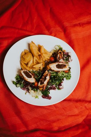 Roladka drobiowa z mozzarellą i suszonymi pomidorami z frytkami i miks