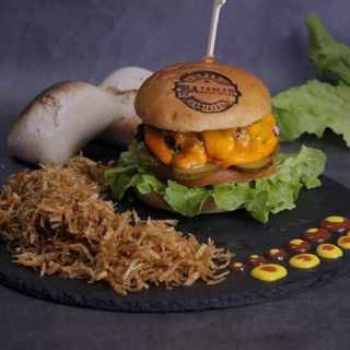 Hamburguesa Bajamar con patatas fritas caseras.