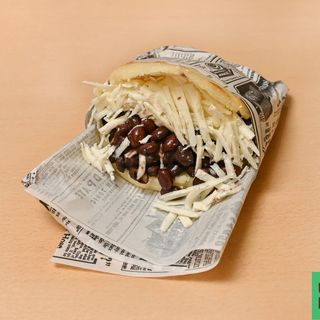 Arepa De Caraotas Negras Con Queso (1 Ud.)