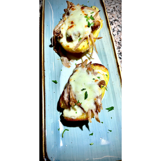 Пълнен картоф с дърпано свинско (300г)