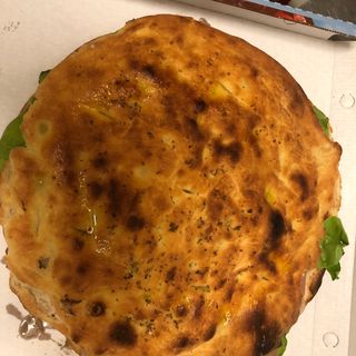 Focaccia con tonno, pomodoro e insalata