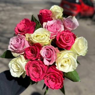 Яскравий мікс із 15 троянд