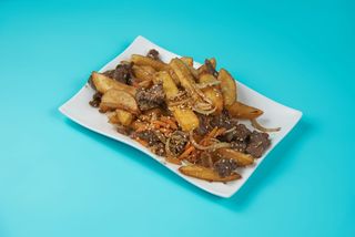 Pržena teletina sa povrćem, krompirom i maslacem