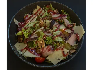 Салат з качиною грудкою і ягідним соусом (220г)
