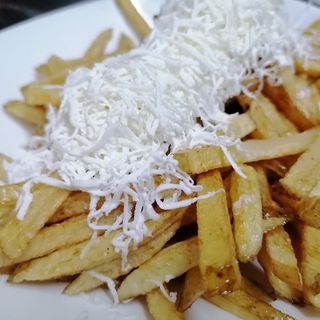 Пресни пържени картофи със сирене (300г)