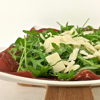 Bresaola Con Rúcula Y Grana