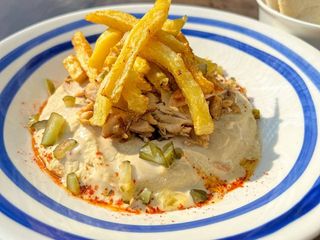 Хумус з курячою шаурмою та картоплею фрі