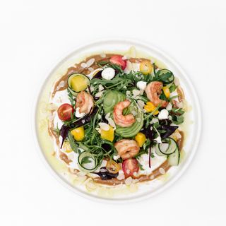 Салат з креветками та горіховим соусом