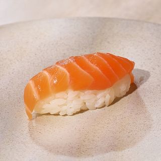 Суши с лососем