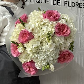 7 гортензій 7 голландських троянд 7 фрезій