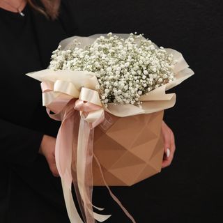 Композиція в коробці з гіпсофіли у крафтовій коробці