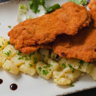 Snitel vienez cu cartofi prajiti