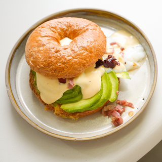 Bagel Aguacate Y Huevo revuelto 