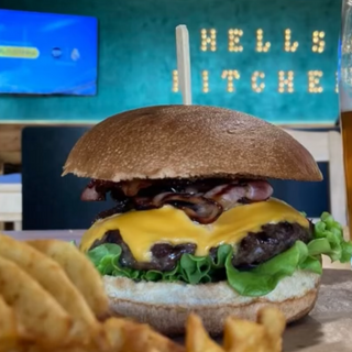 Zestaw Cheeseburger (170 g. mięsa) z frytkami 150g.