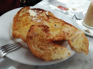 Croissant A La Plancha Con Margarina Vegetal Y Mermelada de Melocotón