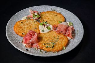 Деруни з хамоном та сирним соусом (220г)