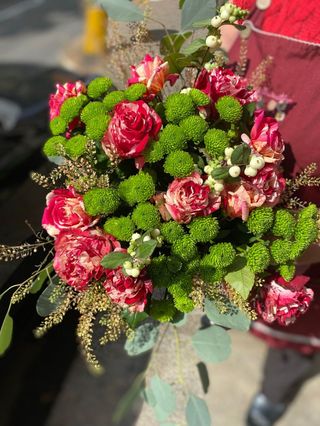 Bouquet raffinato di rose e bottoni verdi 