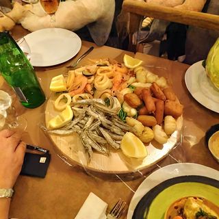 Patatine fritte, salsiccia e provola