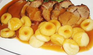 Karkówka w sosie , kluski śląskie , buraczki zasmażane