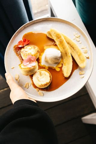 Сирники з карамелізованим бананом, карамеллю та морозивом (420г)