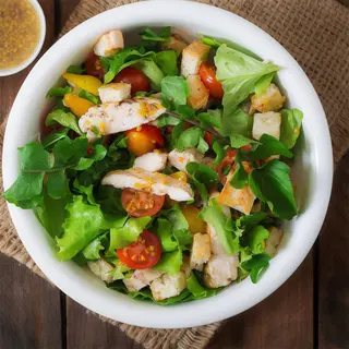 Ensalada Con pollo, queso curado, cebolla crujiente y salsa César para 2