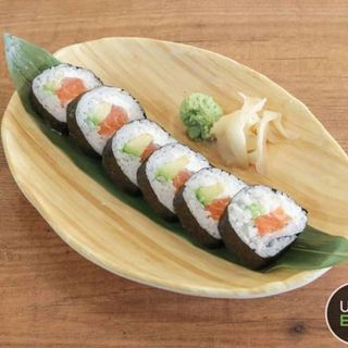 Futomaki de Salmón, Aguacate y Queso Crema