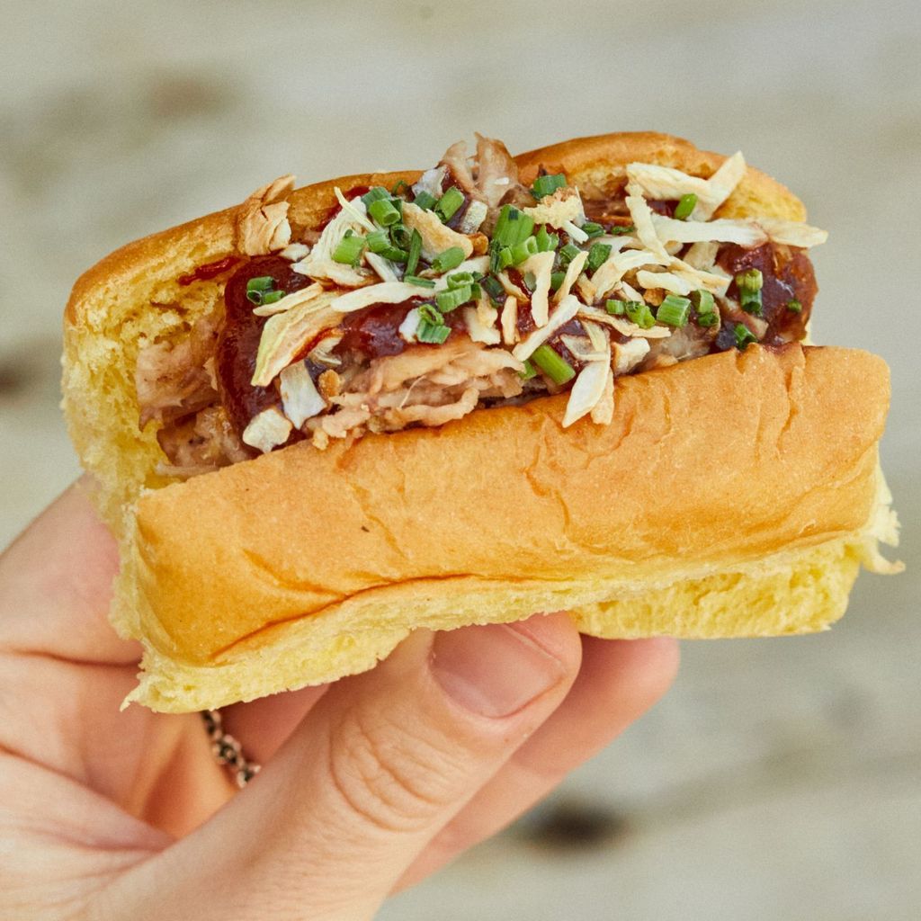 Brioche de Costilla hecha a baja temperatura con salsa BBQ y Cebolla crujiente (2 uds.)