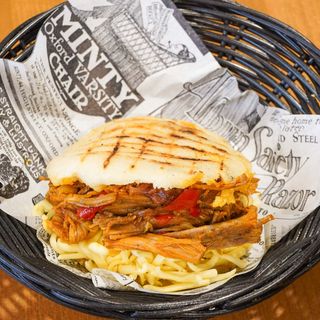 Arepa de carne mechada con queso