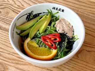 Салат Кайсо з огірком, авокадо і соусом Гамадарі (230г)