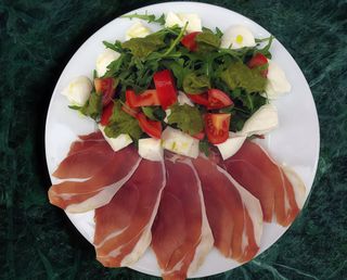 Salada Caprese con Prosciutto di Parma