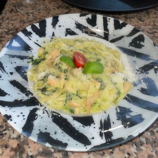Tagliarina con Nata, Salmón y Espinacas