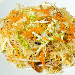 Fideos de arroz salteado con wok verduras con huevo 