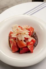 Amanida de tomàquets, olivada i ceba al cop de puny