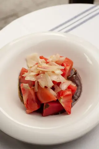 Amanida de tomàquets, olivada i ceba al cop de puny